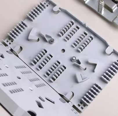 كفاءة ودائمة 55 طن عمودية بلاستيكية عالية السرعة آلة صب الحقن المستخدمة لمعدات الاتصالات الاحتياطي