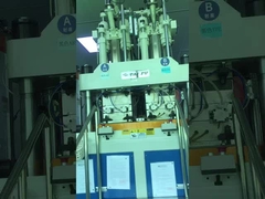 آلة التشكيل بالحقن ذات اللون المزدوج العمودي 120 طن تستخدم لقذيفة لعبة ذات لونين